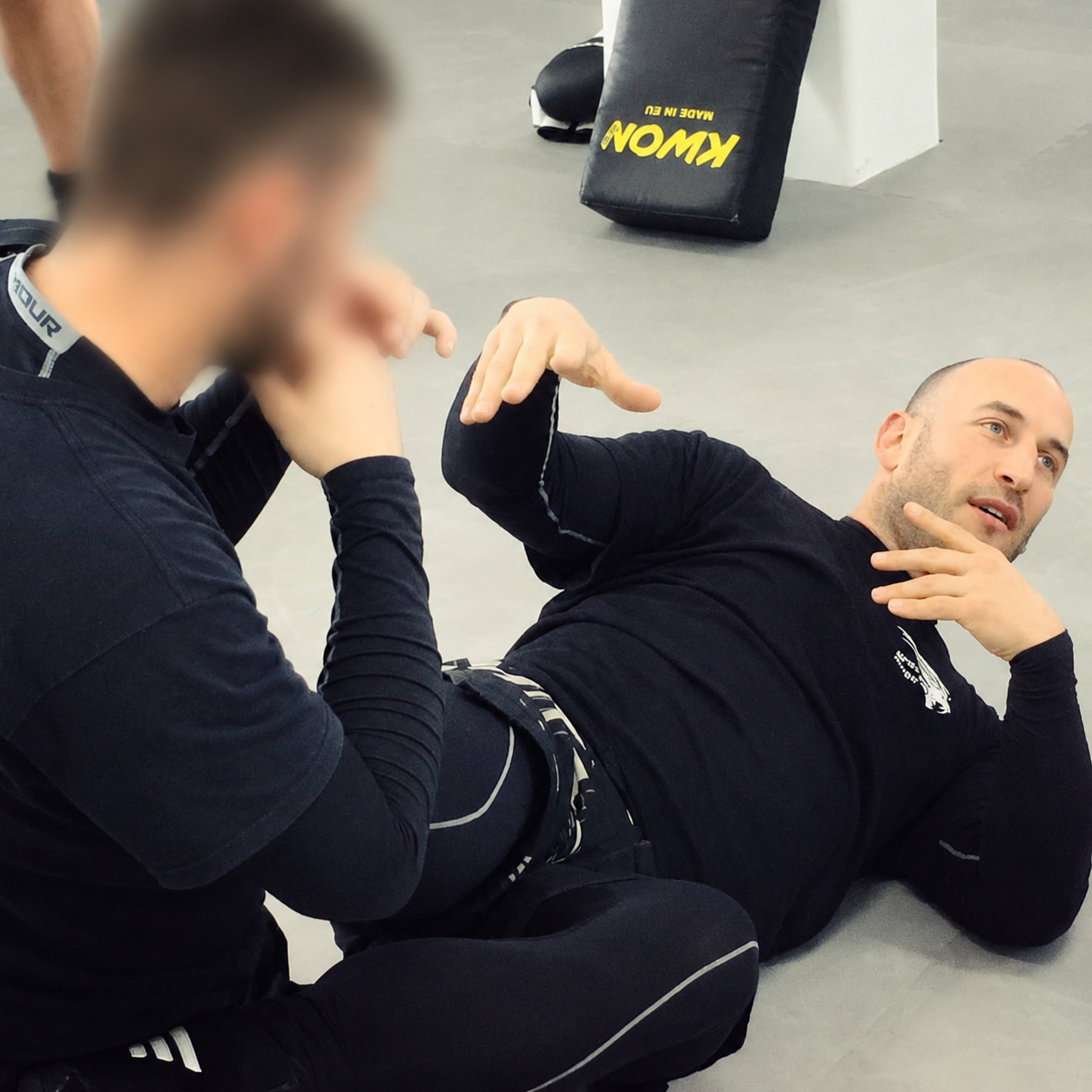 Jan Volpert bei der Instruktion im Selbstschutztraining