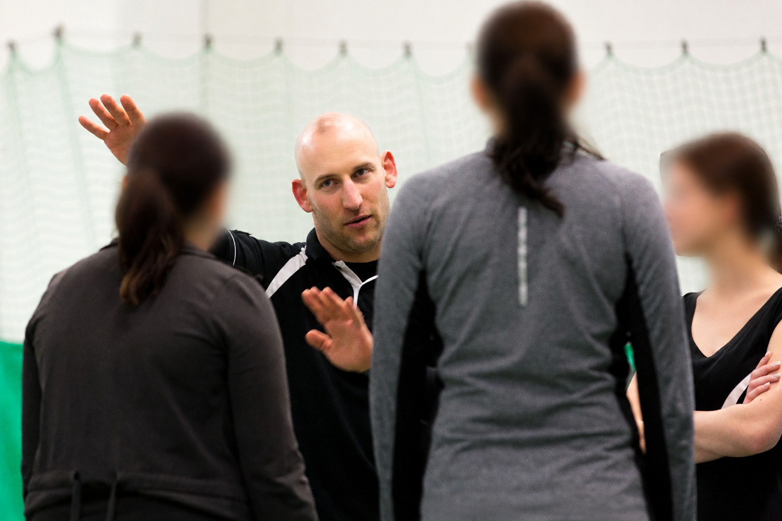 Praxisorientiertes Selbstschutztraining für Frauen